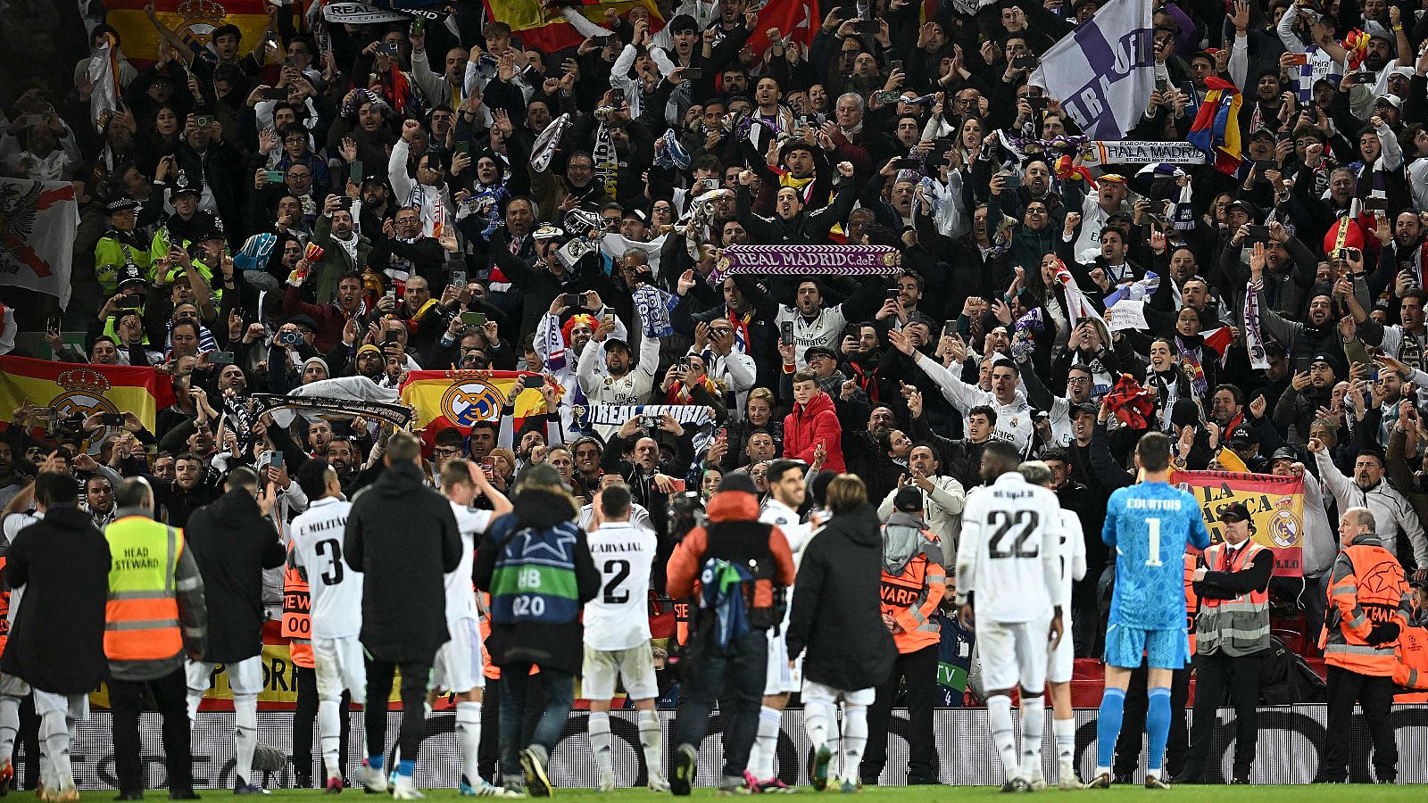 Los jugadores del Real Madrid celebran con su afición una noche histórica