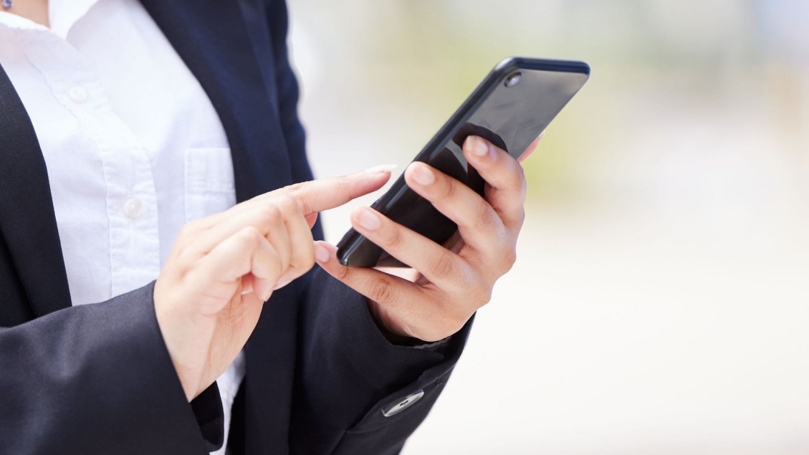 Una persona consulta su teléfono móvil