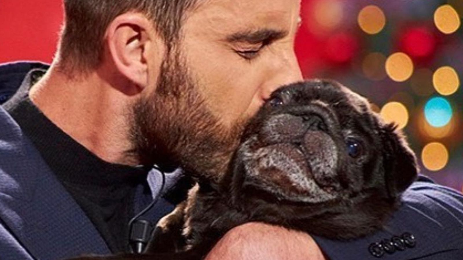 Imagen de Dani Rovira besando a su perra Carapapa