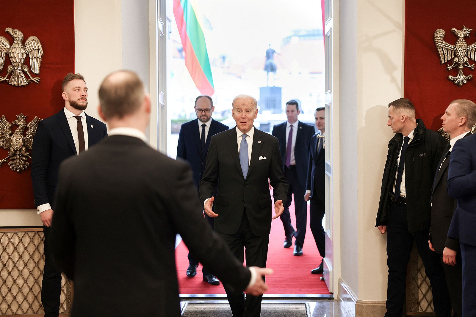 Joe Biden, a su llegada a la Cumbre de los Nueve de Bucarest en Varsovia
