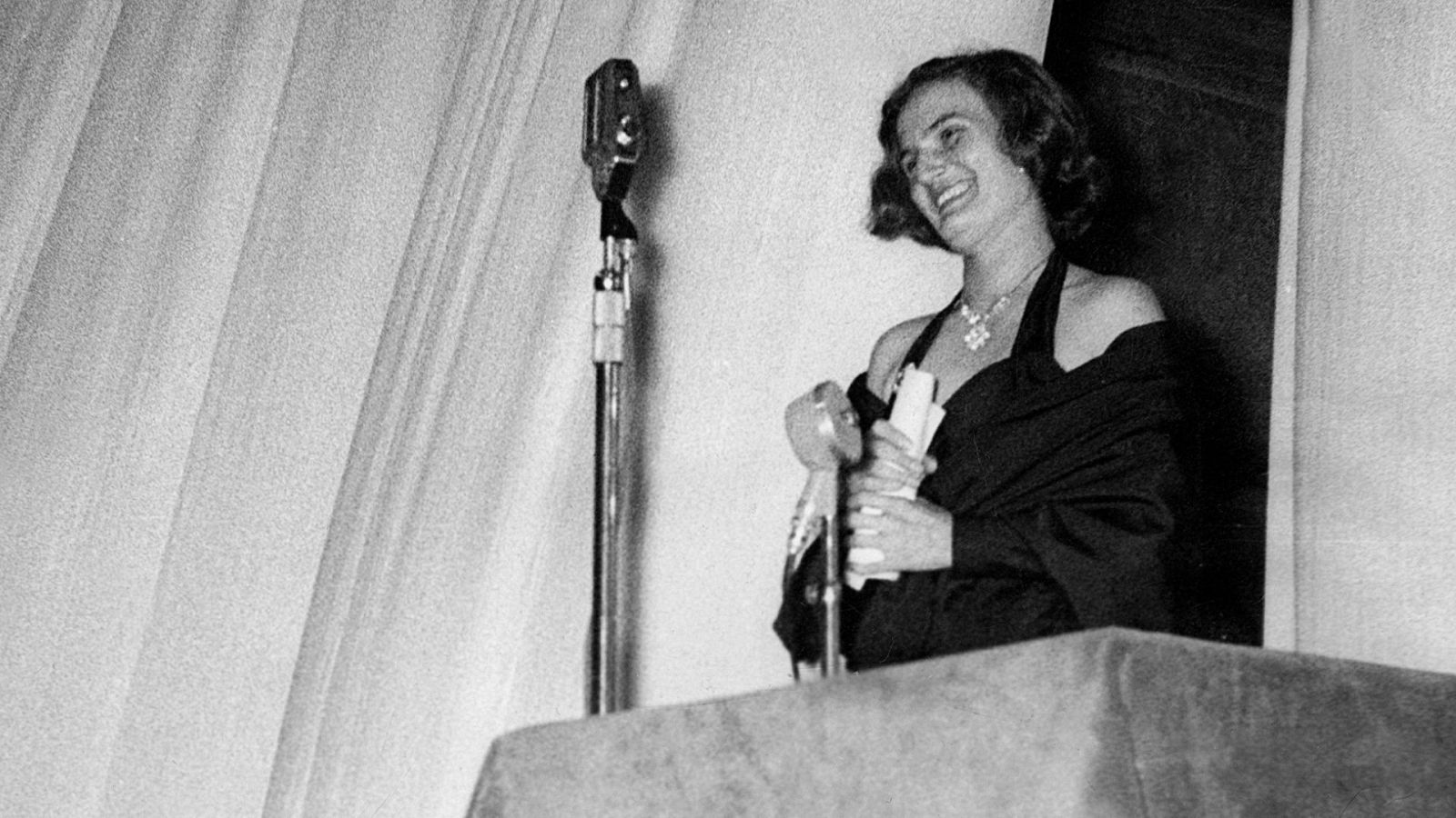 La escritora Carmen Laforet recibe el premio "Menorca"