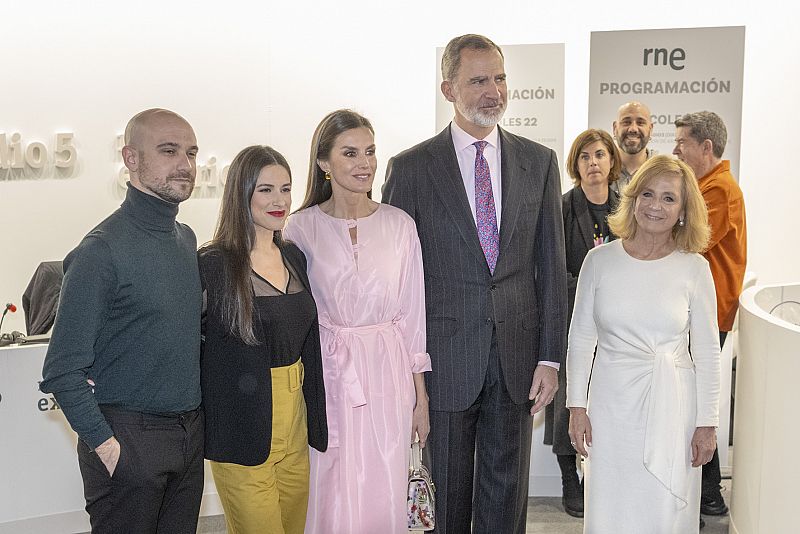 Blanca Paloma acta para los Reyes en el stand de RTVE en ARCOmadrid 2023