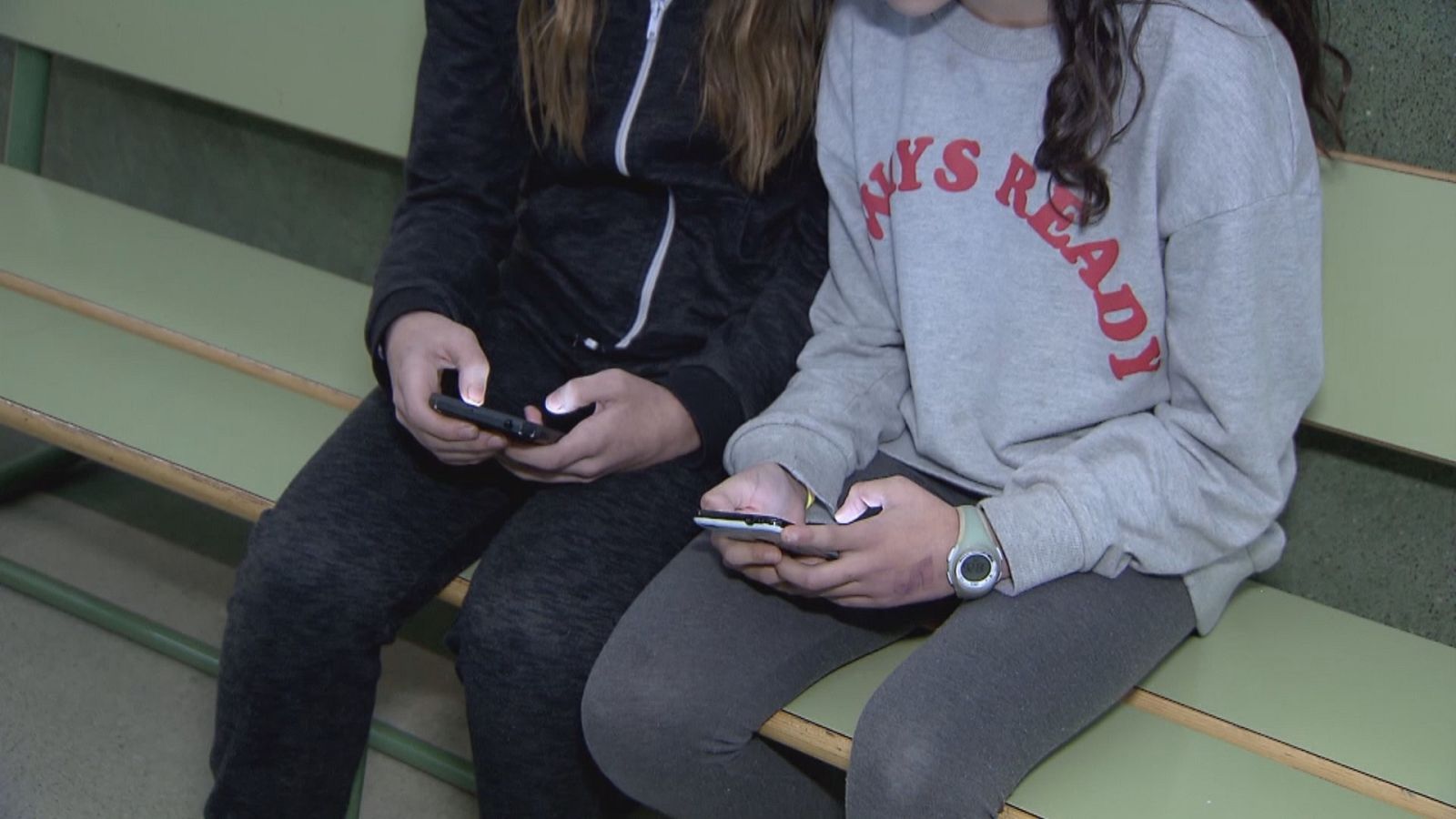 L'Ajuntament de Barcelona estudiarà com limitar l'ús de pantalles entre infants i adolescents