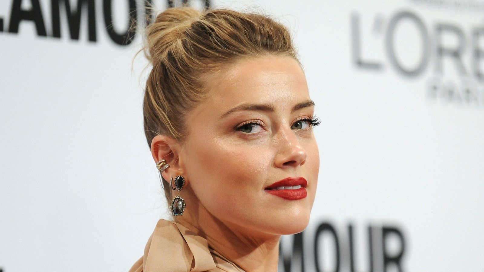 La actriz Amber Heard posando en un photocall