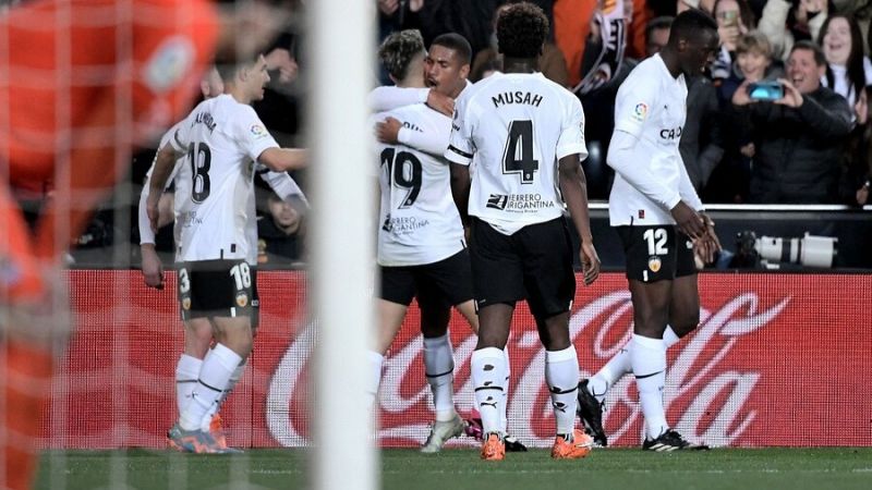 El Valencia se acuesta fuera del descenso gracias a un autogol de la Real Sociedad
