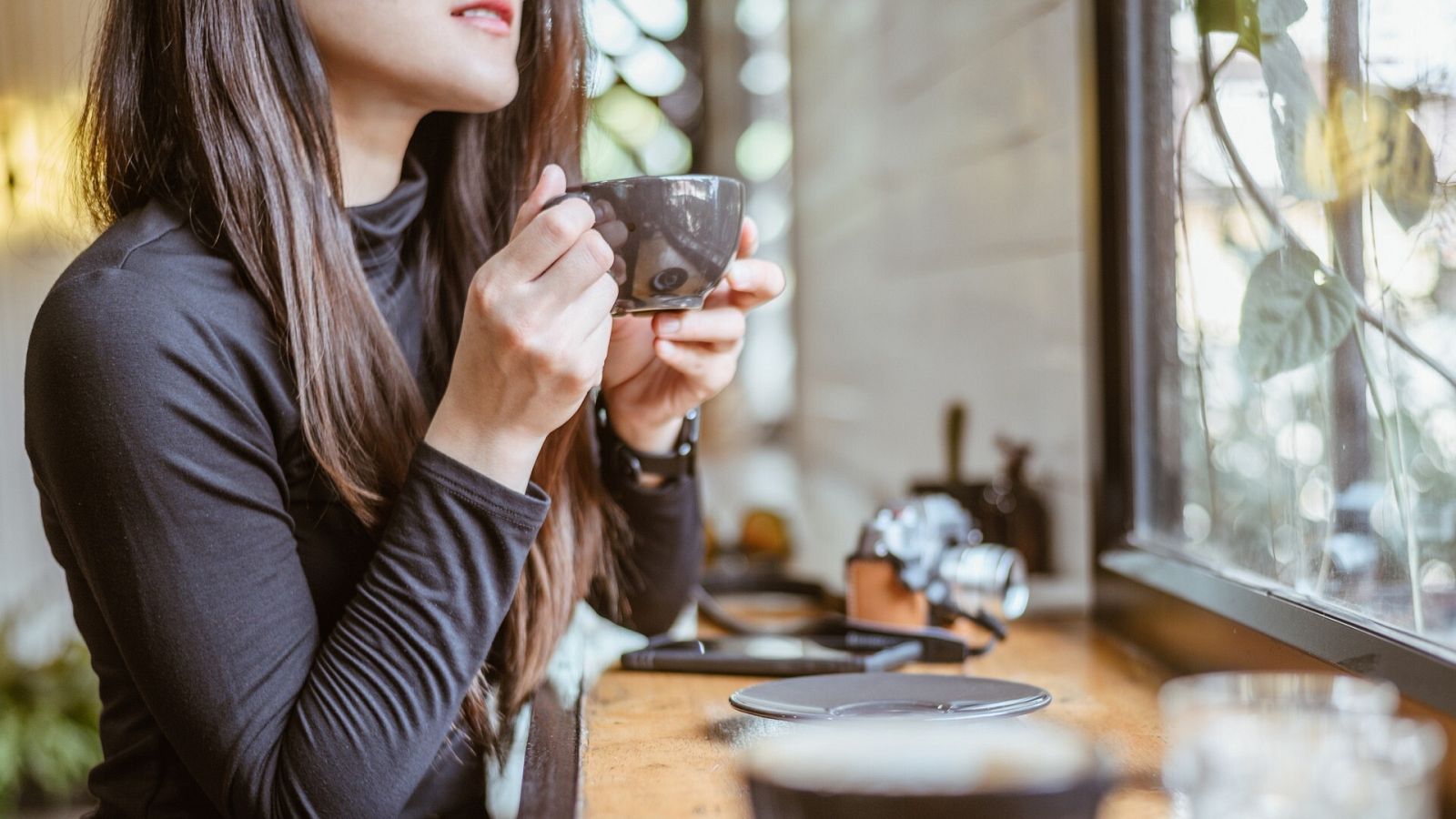 Una mujer se toma un café en su horario laboral