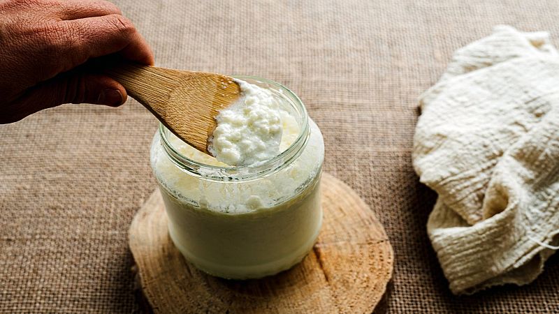 Bol de invierno con pera y granola y bizcocho de chucrut Recetas para mejorar tu microbiota!