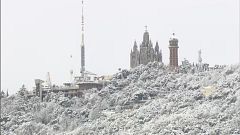 La neu enfarina el Tibidabo i alguns punts del Vallès Occidental