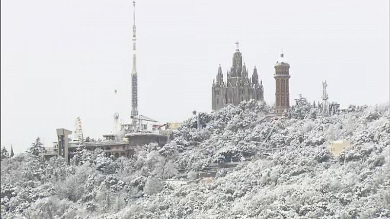 La neu enfarina el Tibidabo i alguns punts del Vall�s Occidental