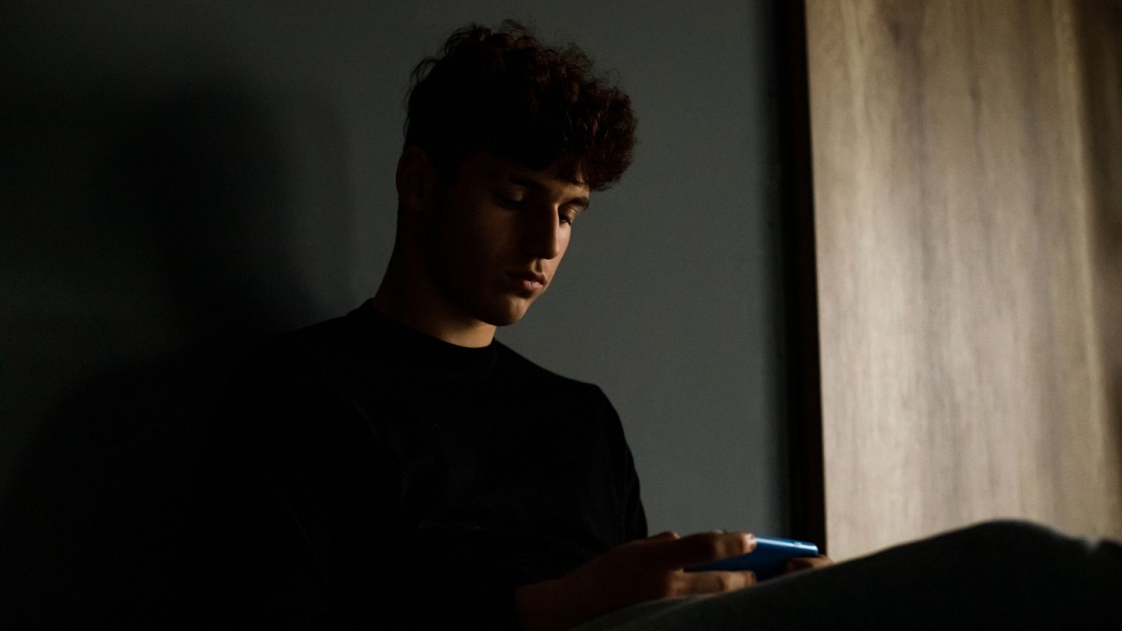 Joven mirando la pantalla de su móvil