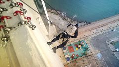 Una persona corriendo en vertical sobre un edificio ¿Cuánto tarda en llegar abajo?