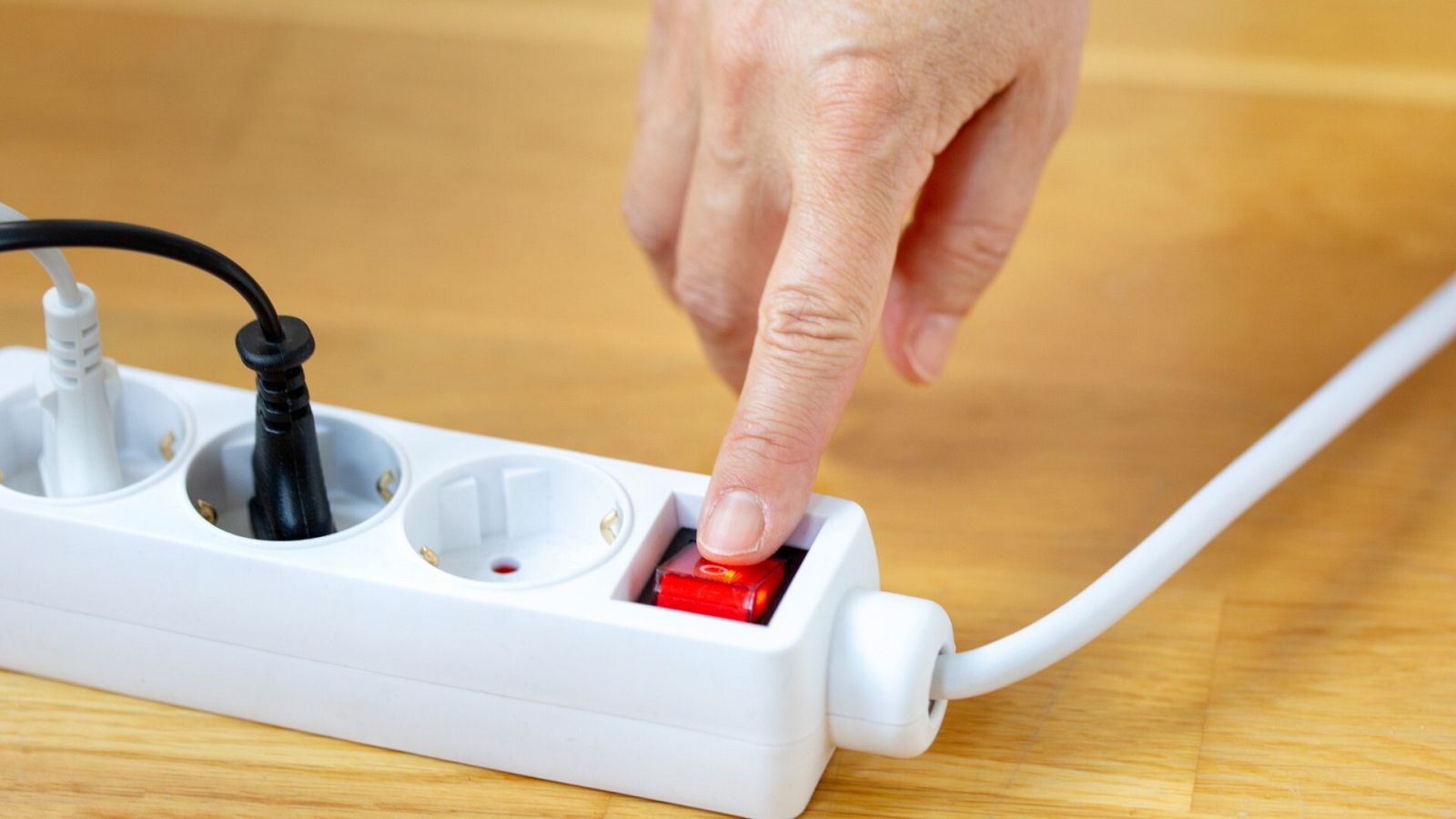 La luz sube este martes un 12,93%, hasta 132,68 euros/MWh, y cierra febrero con un precio de 132 euros de media