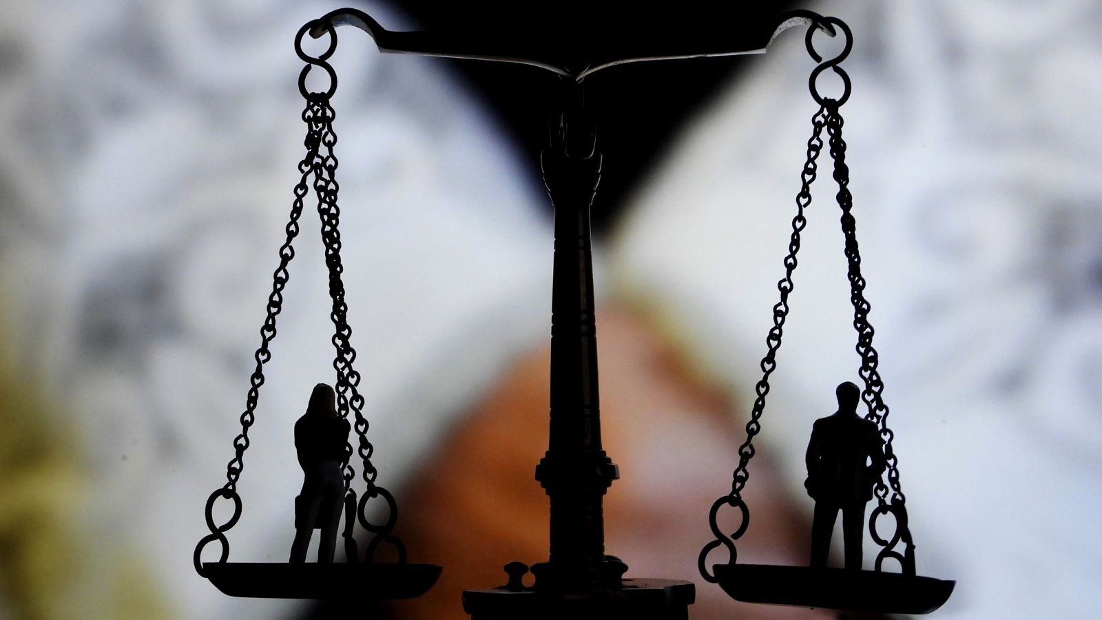 La balanza de la igualdad entre mujeres y hombres