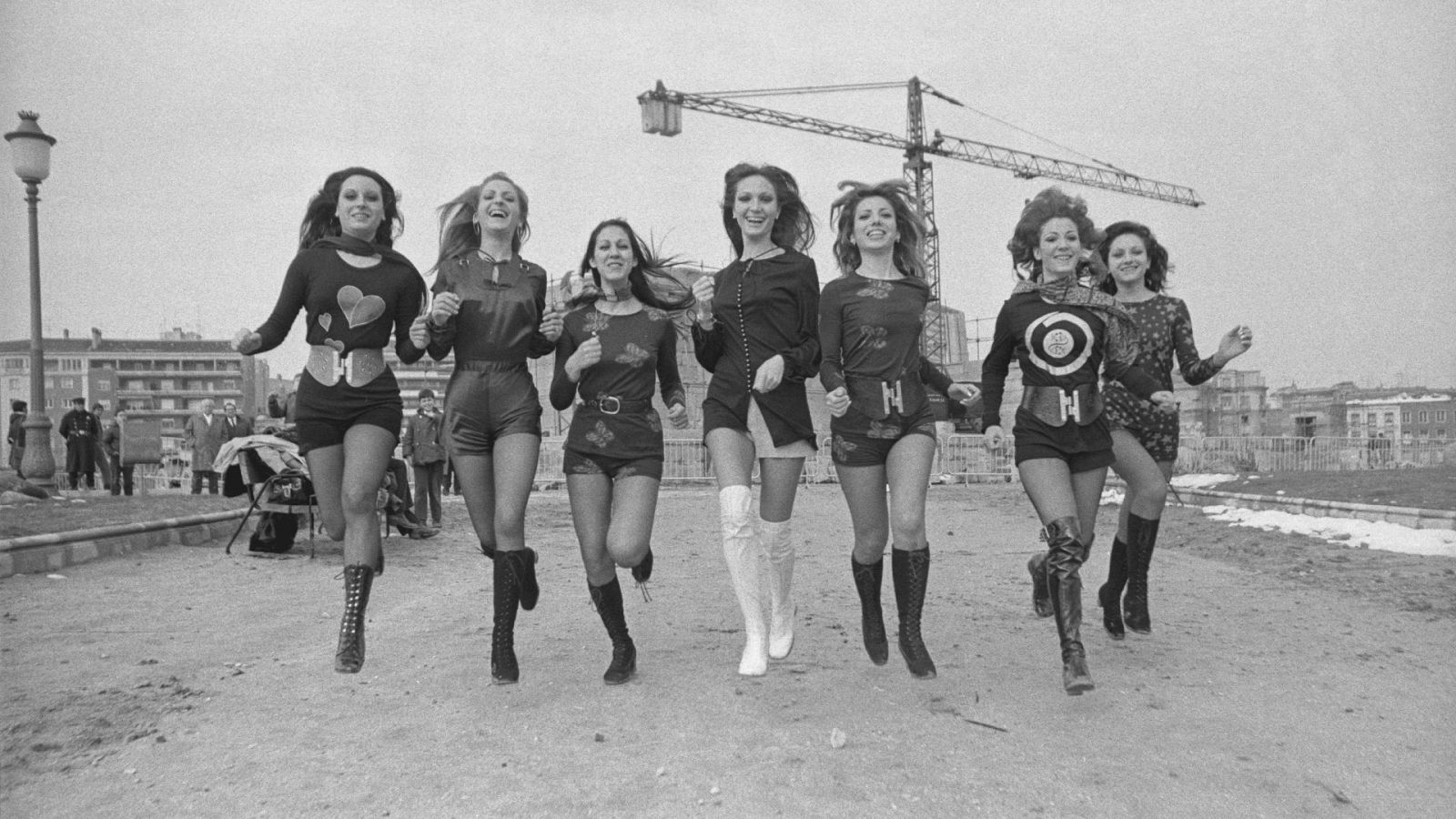 Modelos con los shorts de moda. Editorial realizado a las afueras de Madrid,1971