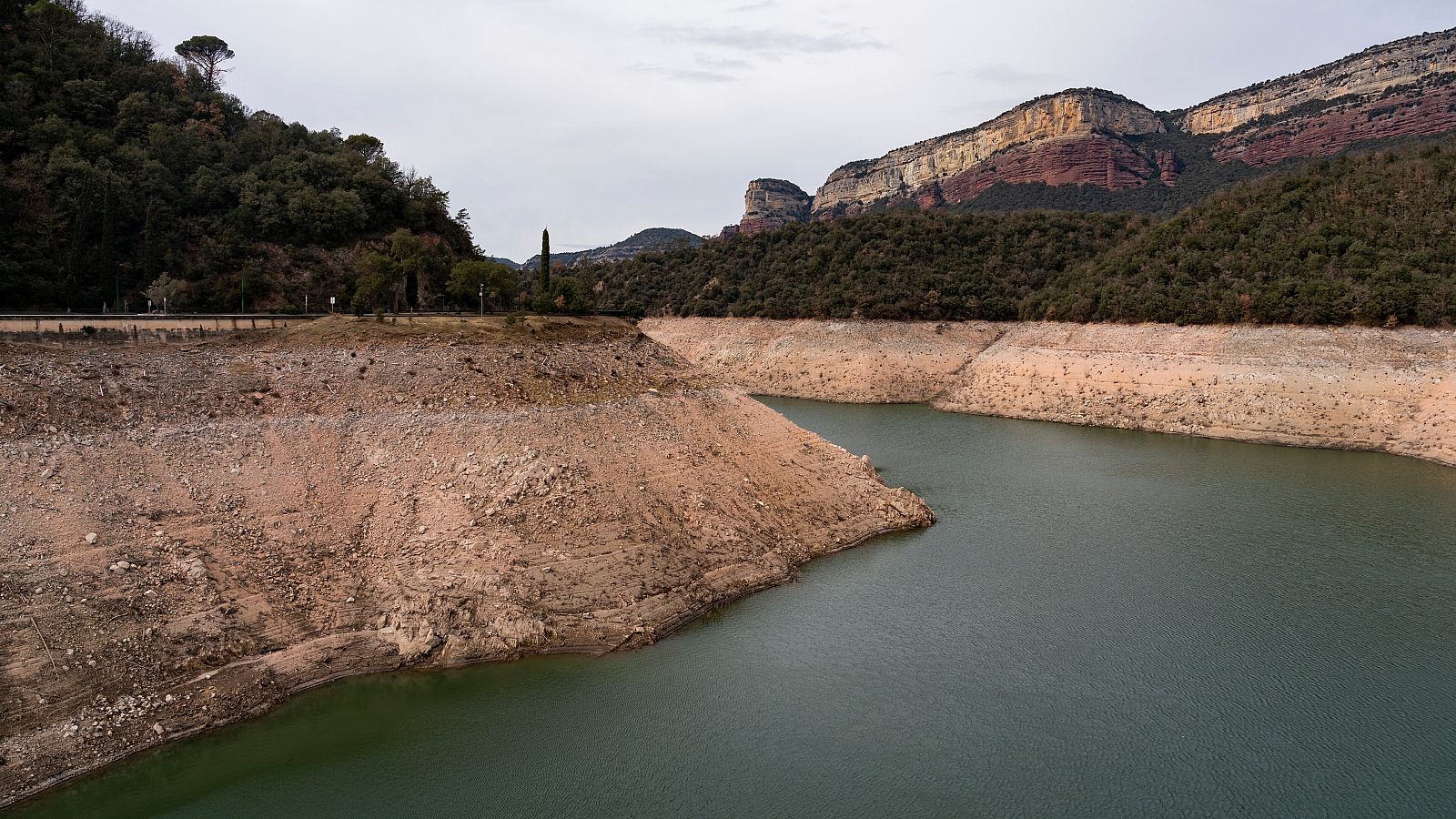Vista del pantano de Sau, Barcelona, que lleva 30 meses con lluvias por debajo de la media