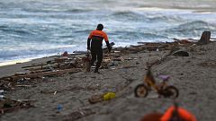 Tres detenidos acusados de tráfico de personas por el naufragio de un barco con migrantes en Calabria