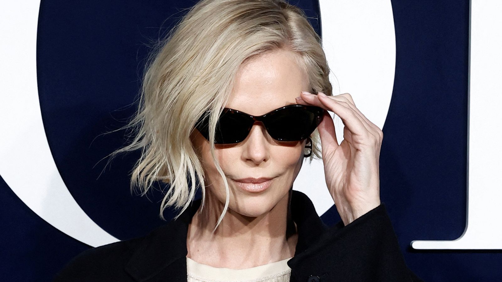 Charlize Theron en el desfile de dior