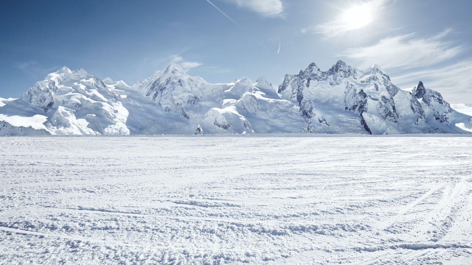 Montañas nevadas en una imagen de archivo