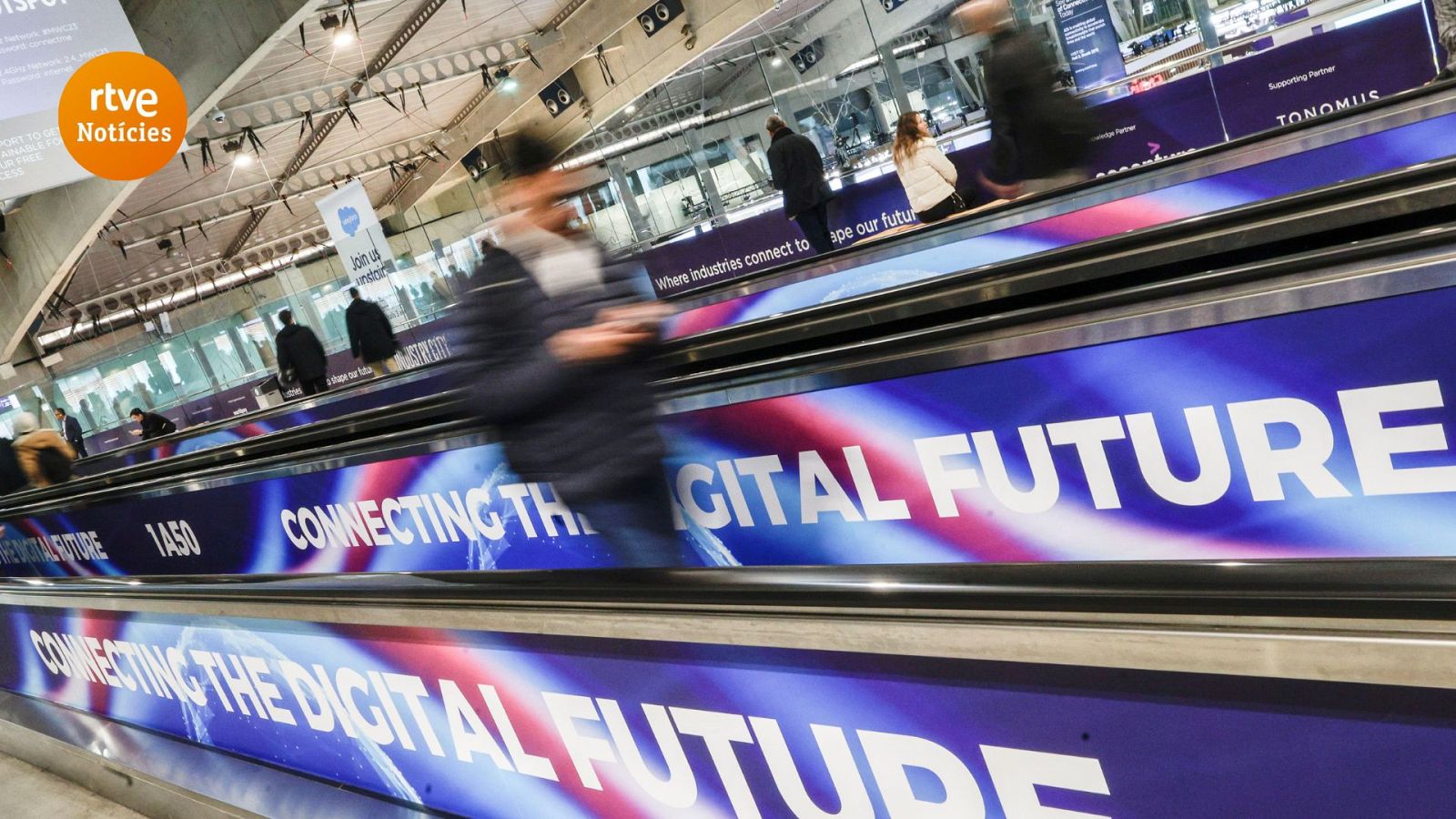 Els congressistes abandonen el recinte de Fira de Barcelona on s'ha celebrat el MWC