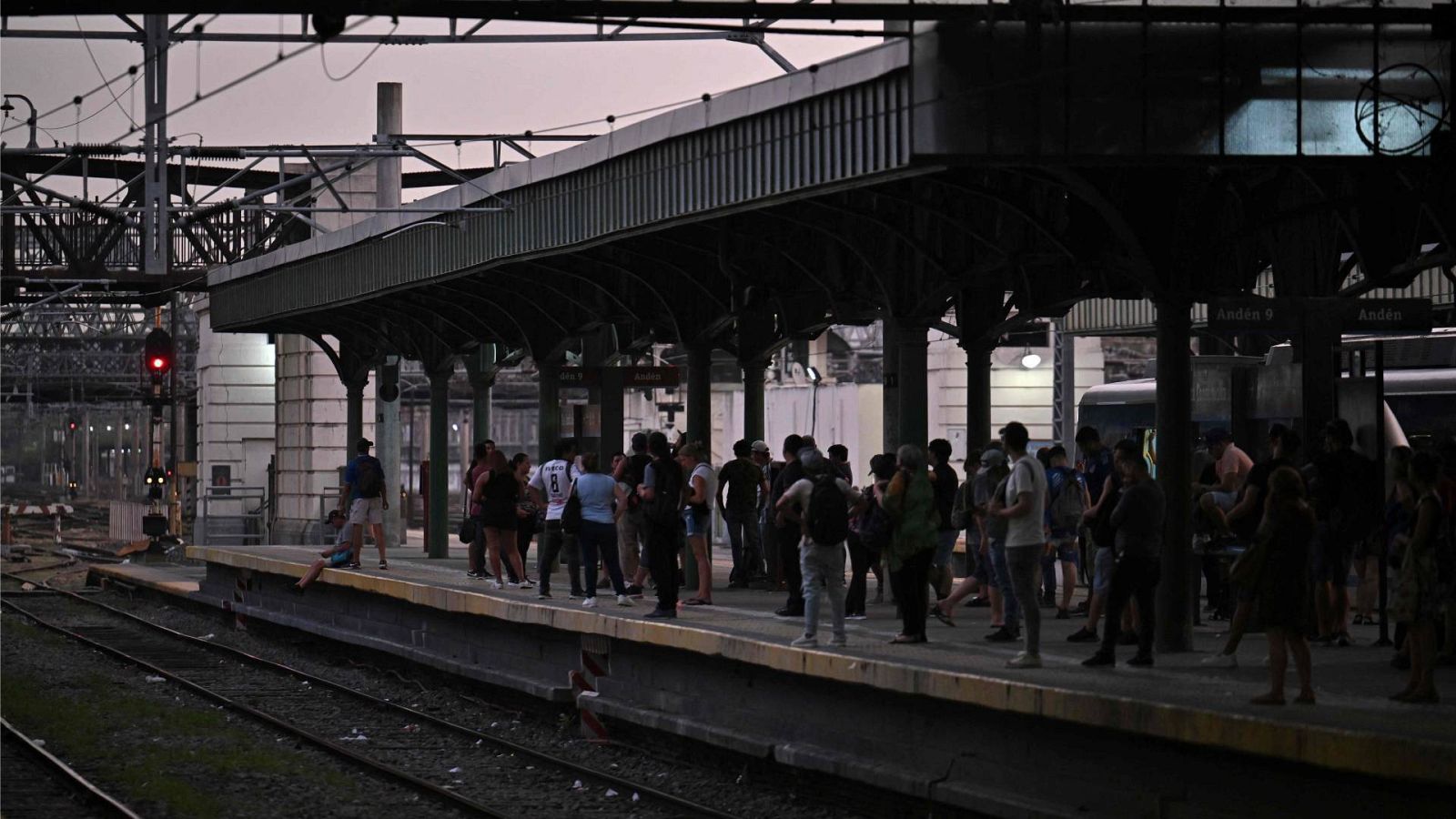 Varias personas esperan en la estación de tren de Constitución, en Buenos Aires, tras un apagón provocado por un incendio que ha afectado al sistema de alta tensión.