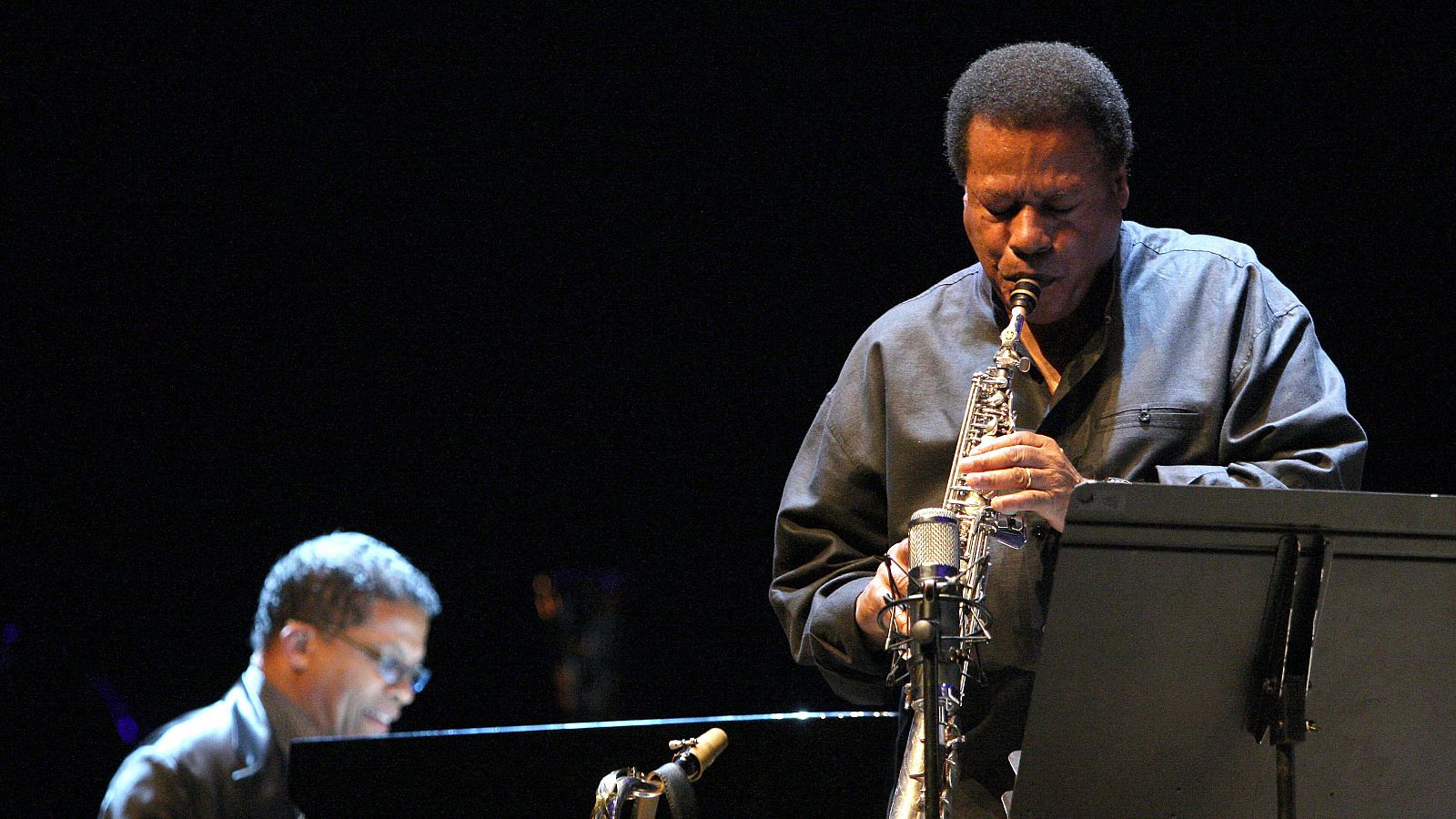 En esta foto de archivo del 4 de septiembre de 2007, el saxofonista Wayne Shorter (dcha.) y el pianista Herbie Hancock actúan durante el festival de música "Jazz à la Villette" de París