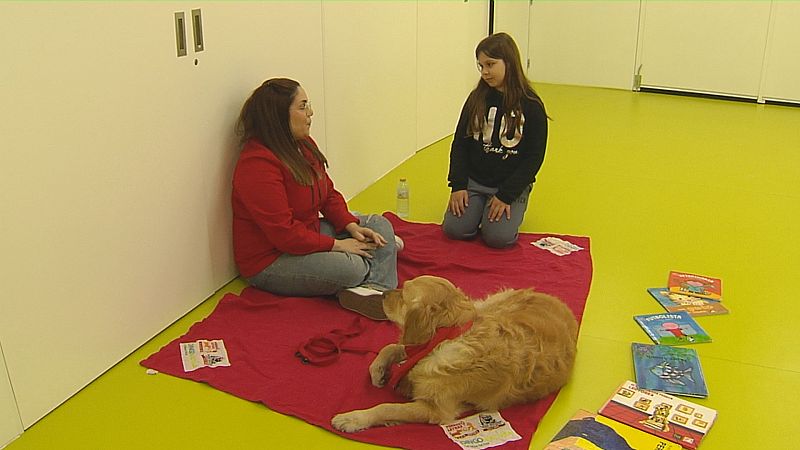 La biblioteca de Guadalajara utiliza perros adiestrados para mejorar las habilidades lectoras de los ni�os