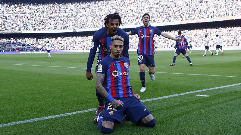 Barcelona 1-0 Valencia: un gol de Raphinha le vale al Barça en una tarde que acabó con sufrimiento y polémica