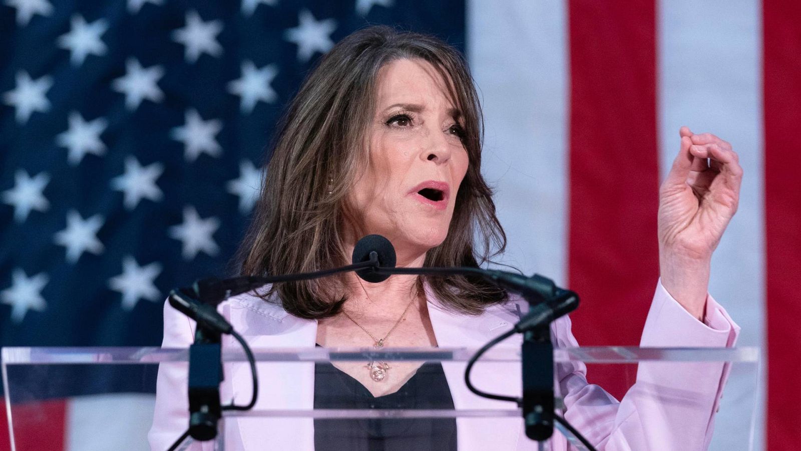 La autora de libros de autoayuda Marianne Williamson oficializa su candidatura a la nominación demócrata a la Presidencia de EE.UU.
