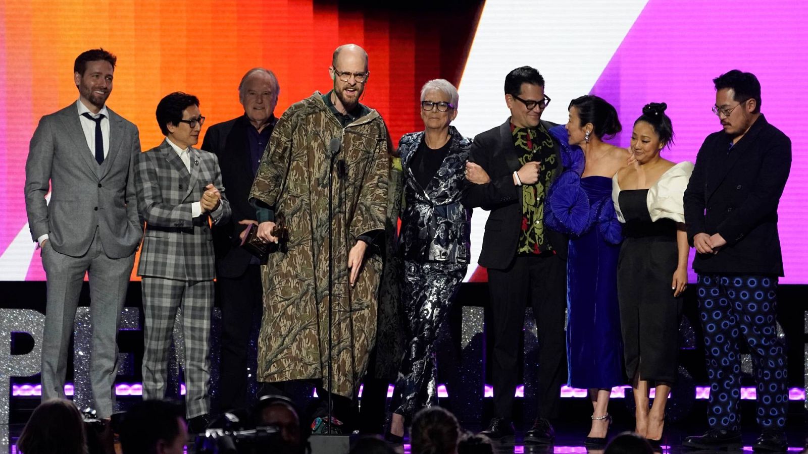 Una imagen del equipo de 'Todo a la vez en todas partes'.