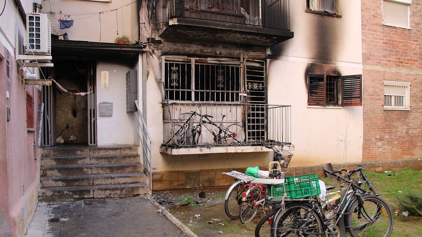 Estat de la façana del bloc de pisos afectat per l'incendi