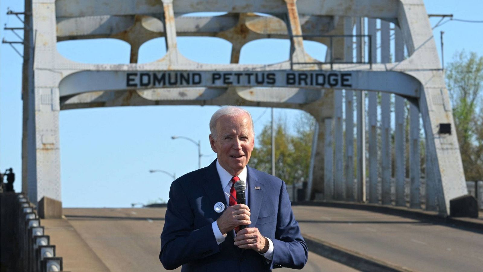El presidente de EE.UU., Joe Biden, pronuncia su discurso en el 58 aniversario del 'Domingo Sangriento', en el puente Edmund Pettus de Selma, Alabama.
