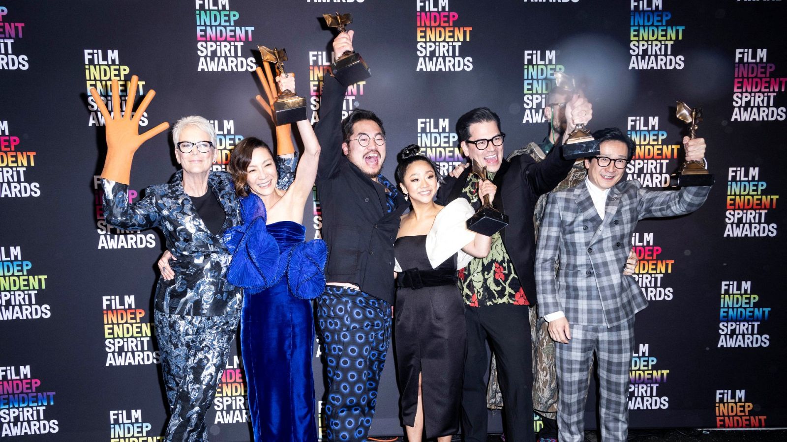 El equipo de 'Todo a la vez en todas partes' en los premios del Sindicato de Guionistas de Estados Unidos