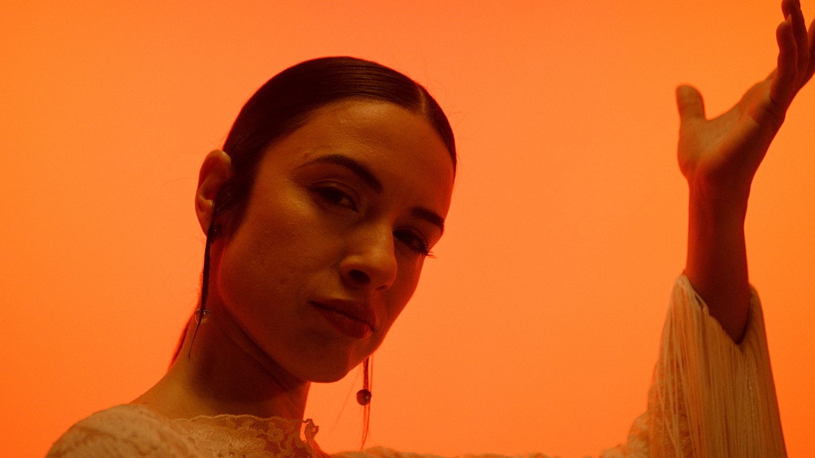 Blanca Paloma: los tres looks del videoclip de 'Eaea' hacen un abrazo a la yaya Carmen