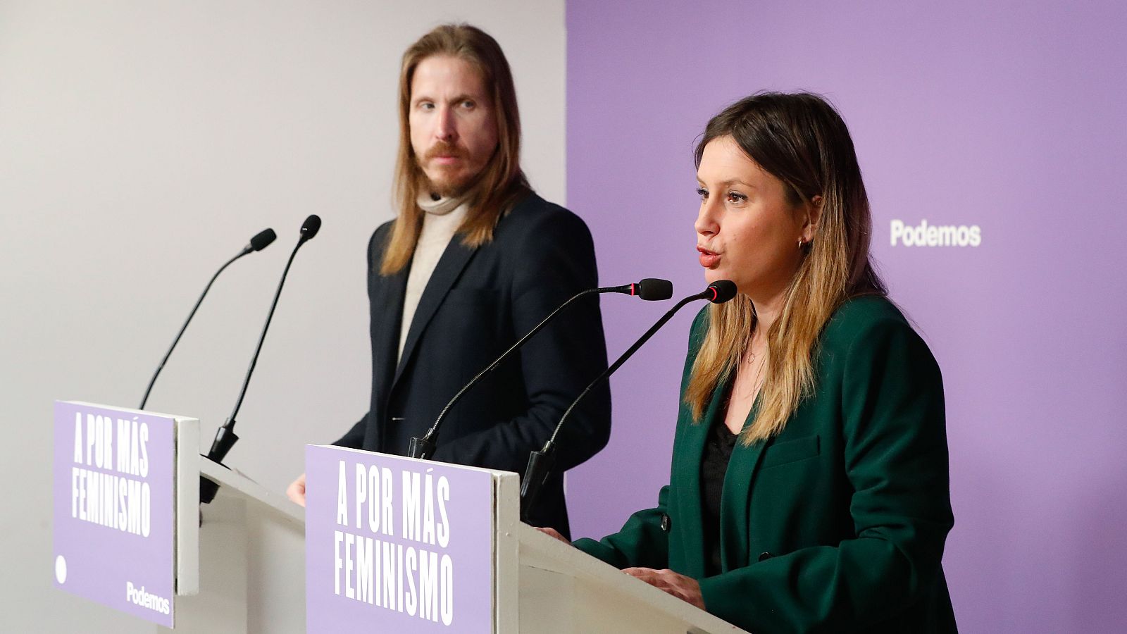 Los portavoces de Podemos Alejandra Jacinto y Pablo Fernández