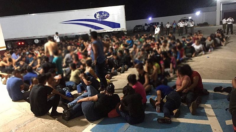 Encuentran a más de 100 menores no acompañados en el remolque de un camión abandonado en México