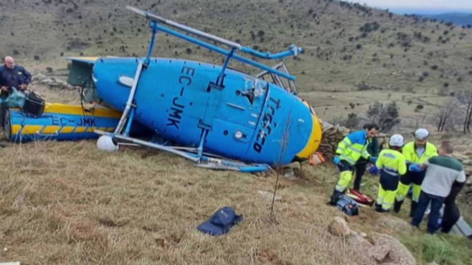 Una imagen del helicóptero de la DGT estrellado cerca de Robledo de Chavela (Madrid)