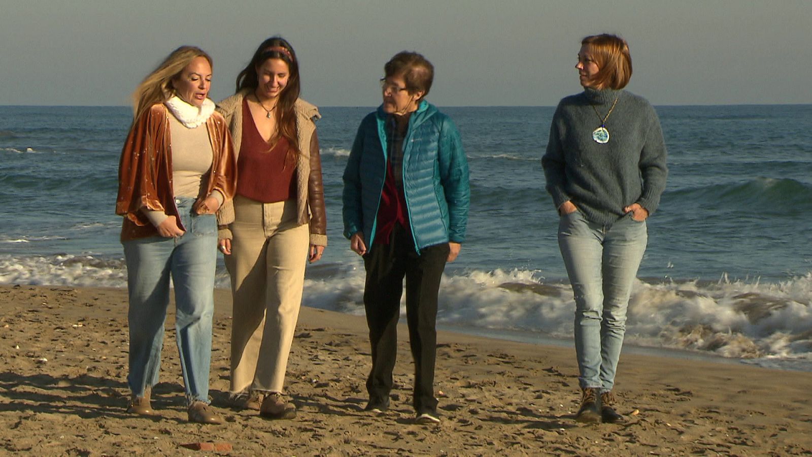 Mujeres pasado, presente y futuro en la playa de Castelldefels