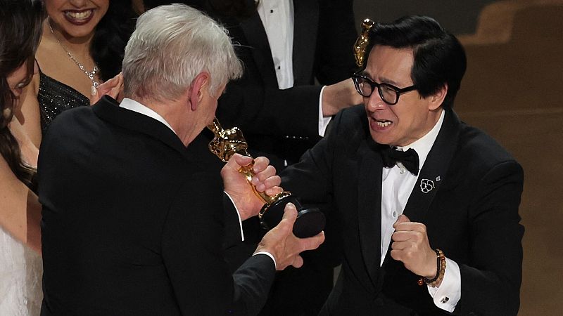Ke Huy Quan celebra el Oscar con Harrison Ford: el emocionante abrazo de Indiana Jones y Tap�n