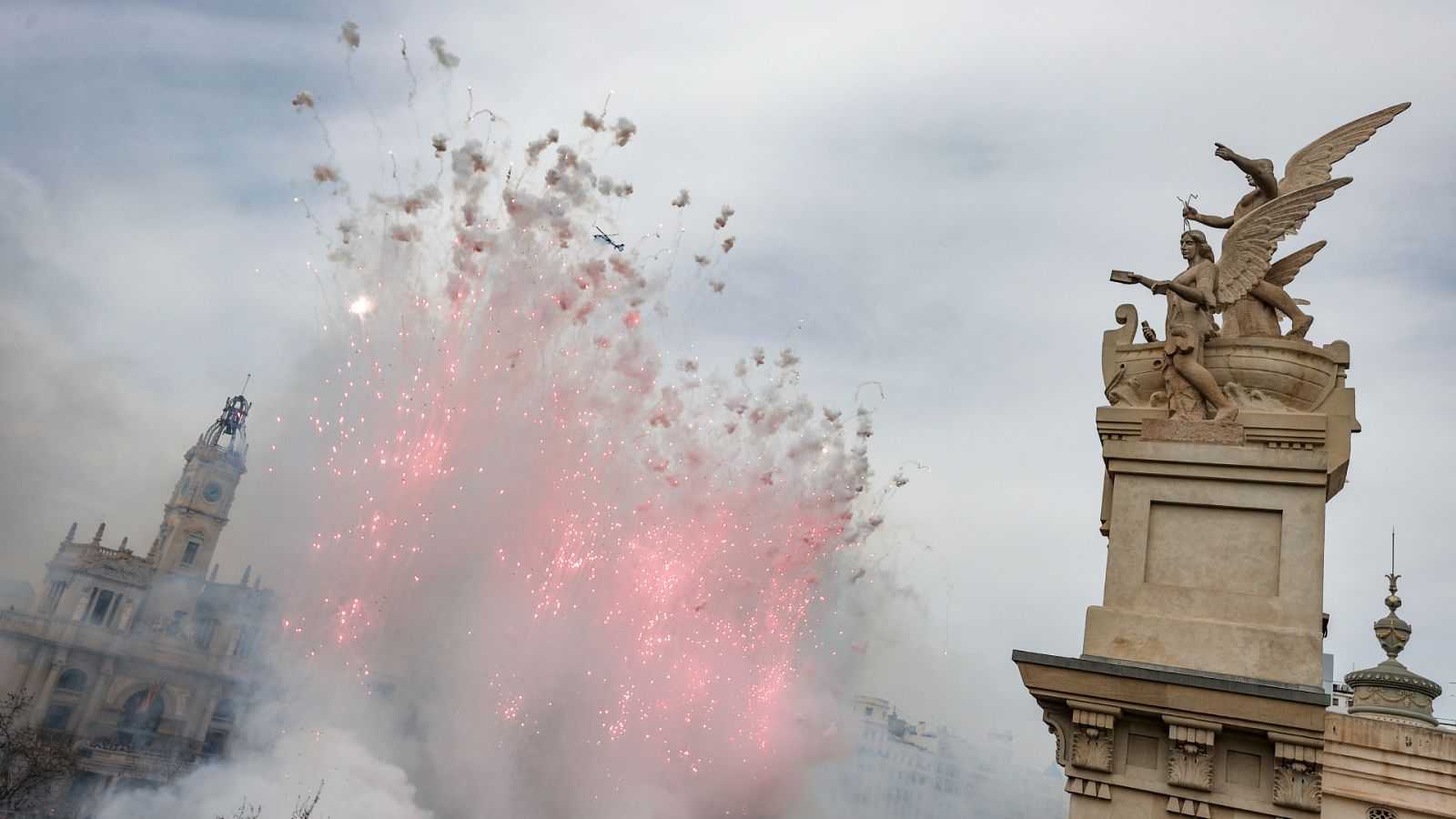 Al menos 21 heridos por el desvío de una carcasa de la mascletà en Valencia