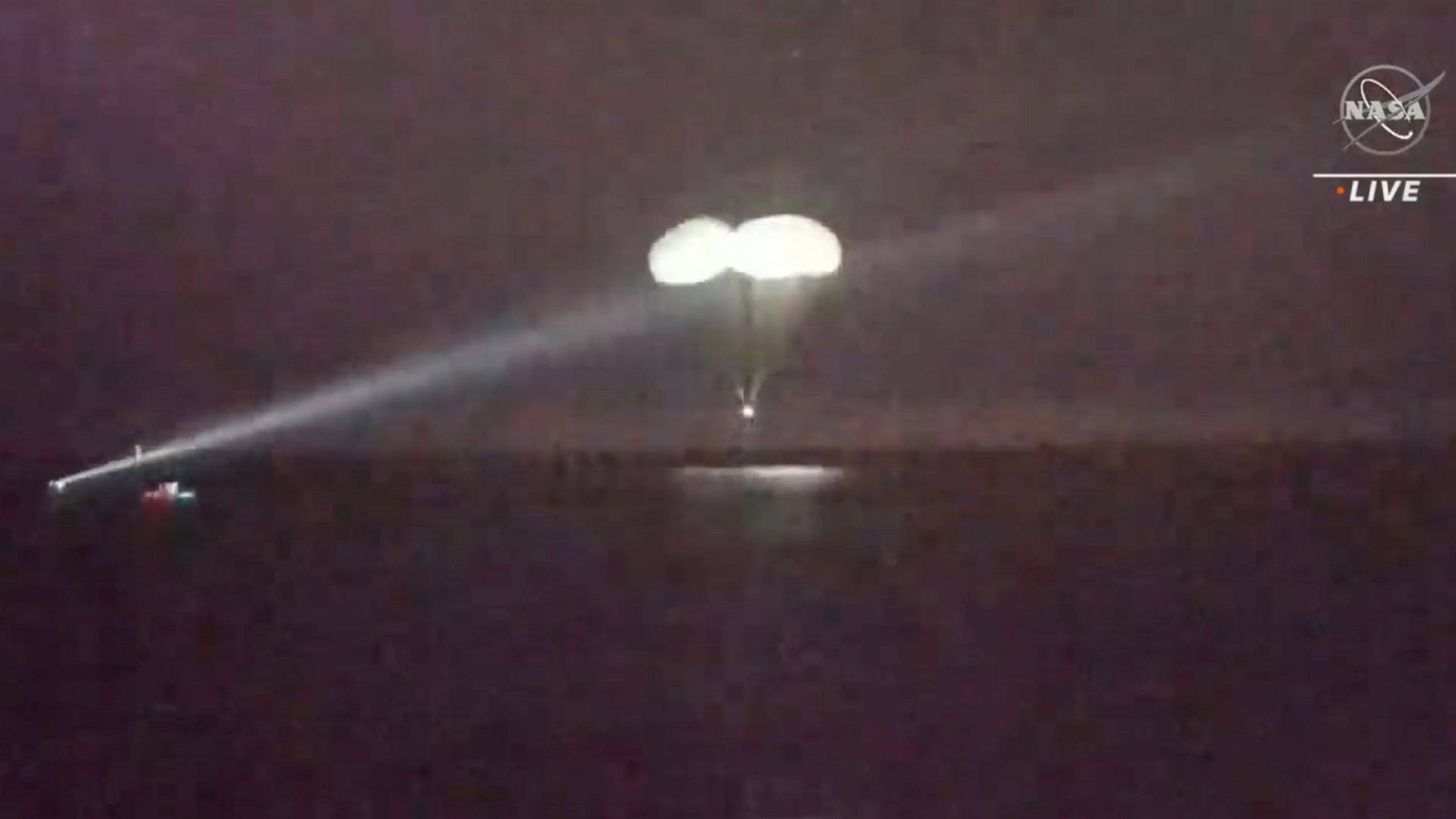 Una imagen del amerizaje de la cápsula Dragon Endurance.