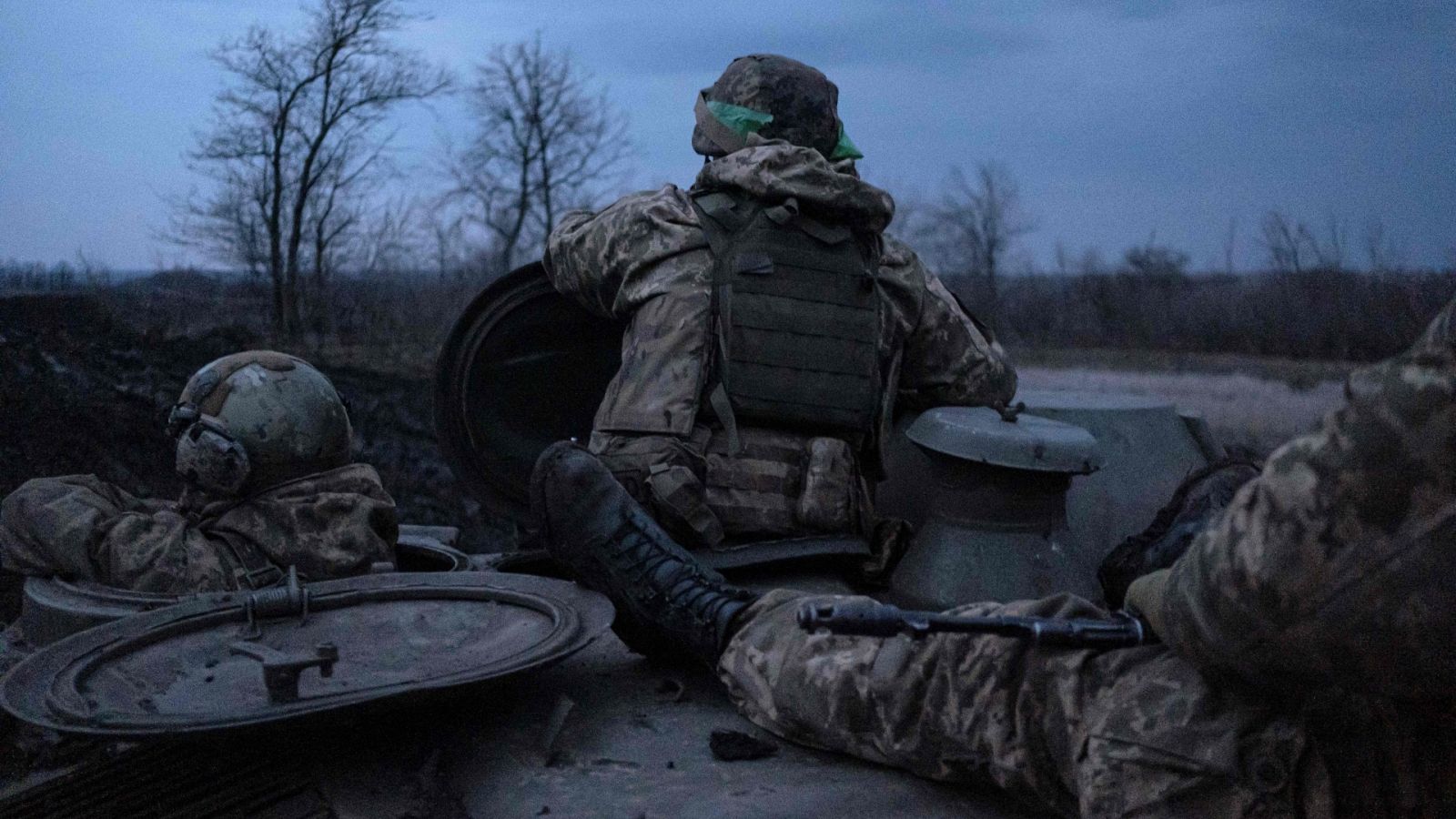 Soldados ucranianos en un tanque en el frente de Bajmut