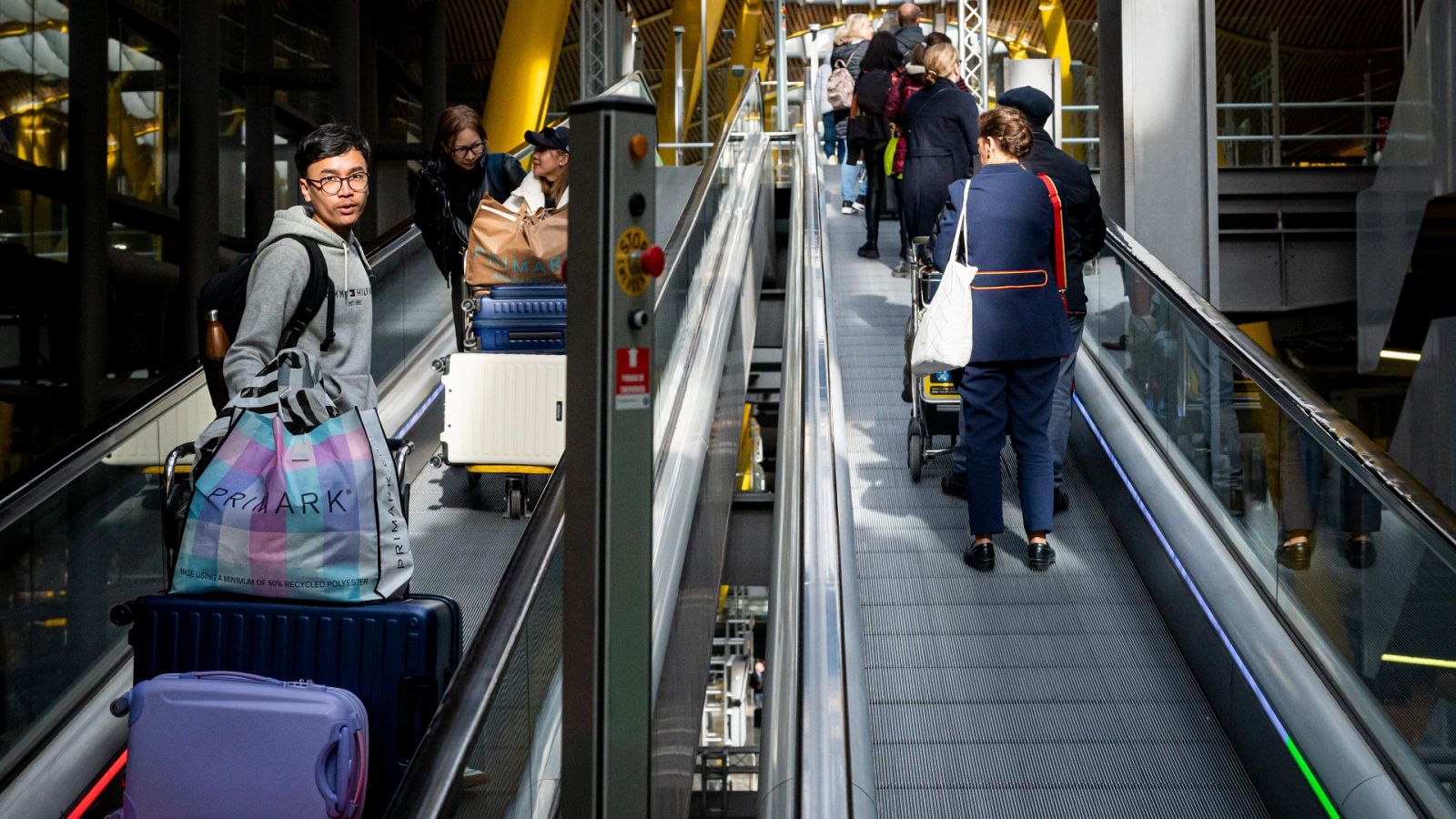 Las aerolíneas ve "completamente inaceptables" las colas en los controles de pasaportes y piden refuerzos