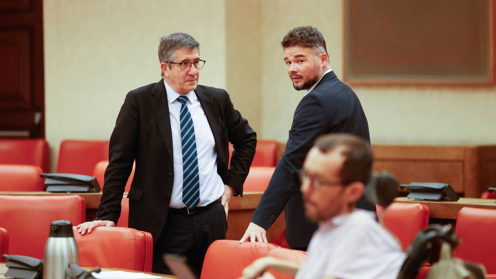 El portavoz de ERC, Gabriel Rufián, conversa con el portavoz del PSOE, Patxi López, antes de la Junta de Portavoces