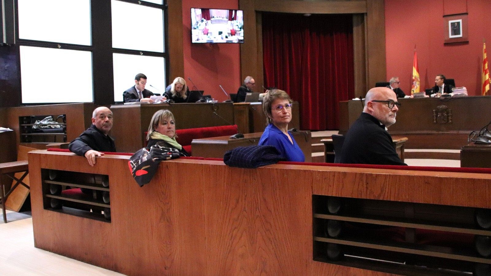Lluís Guinó, Ramona Barrufet, Anna Simó i Lluís Corominas a l'inici de la repetició del judici