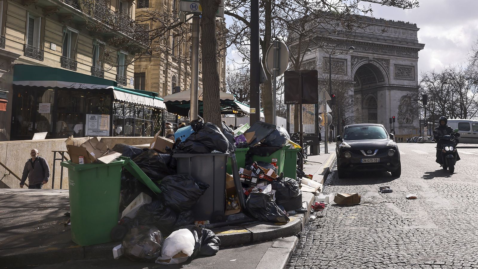 París se llena de basura con una nueva huelga que deja más de 7.000 toneladas de desperdicios sin recoger