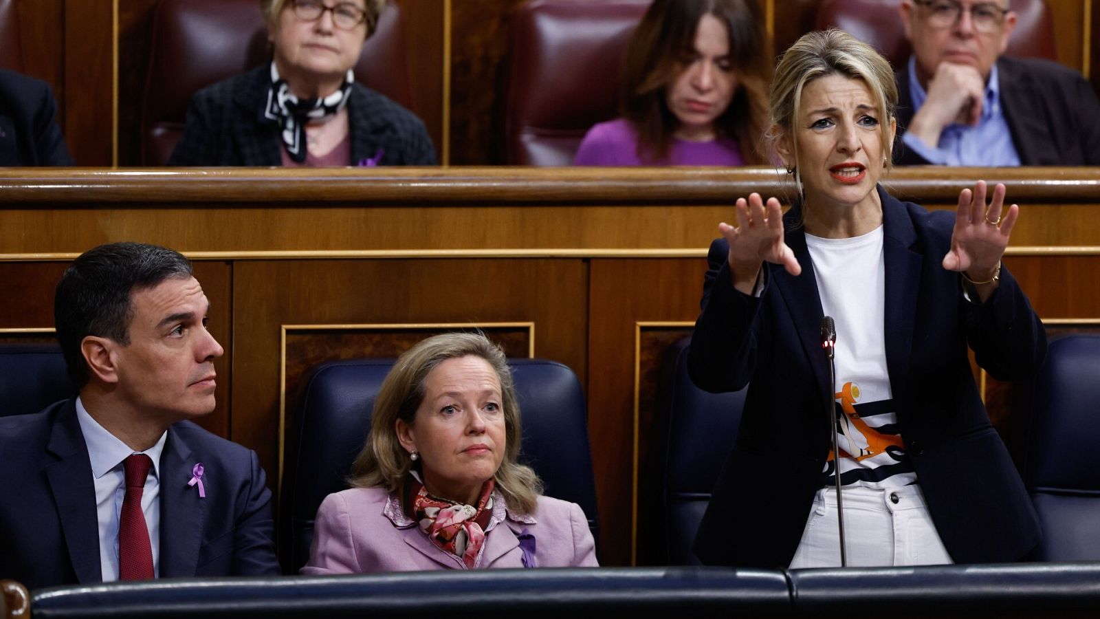 Yolanda Díaz, junto a Nadia Calviño y Pedro Sánchez, en una sesión de control al Gobierno
