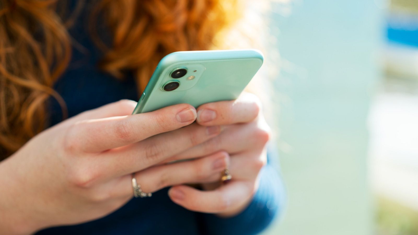 Una mujer utiliza un teléfono móvil
