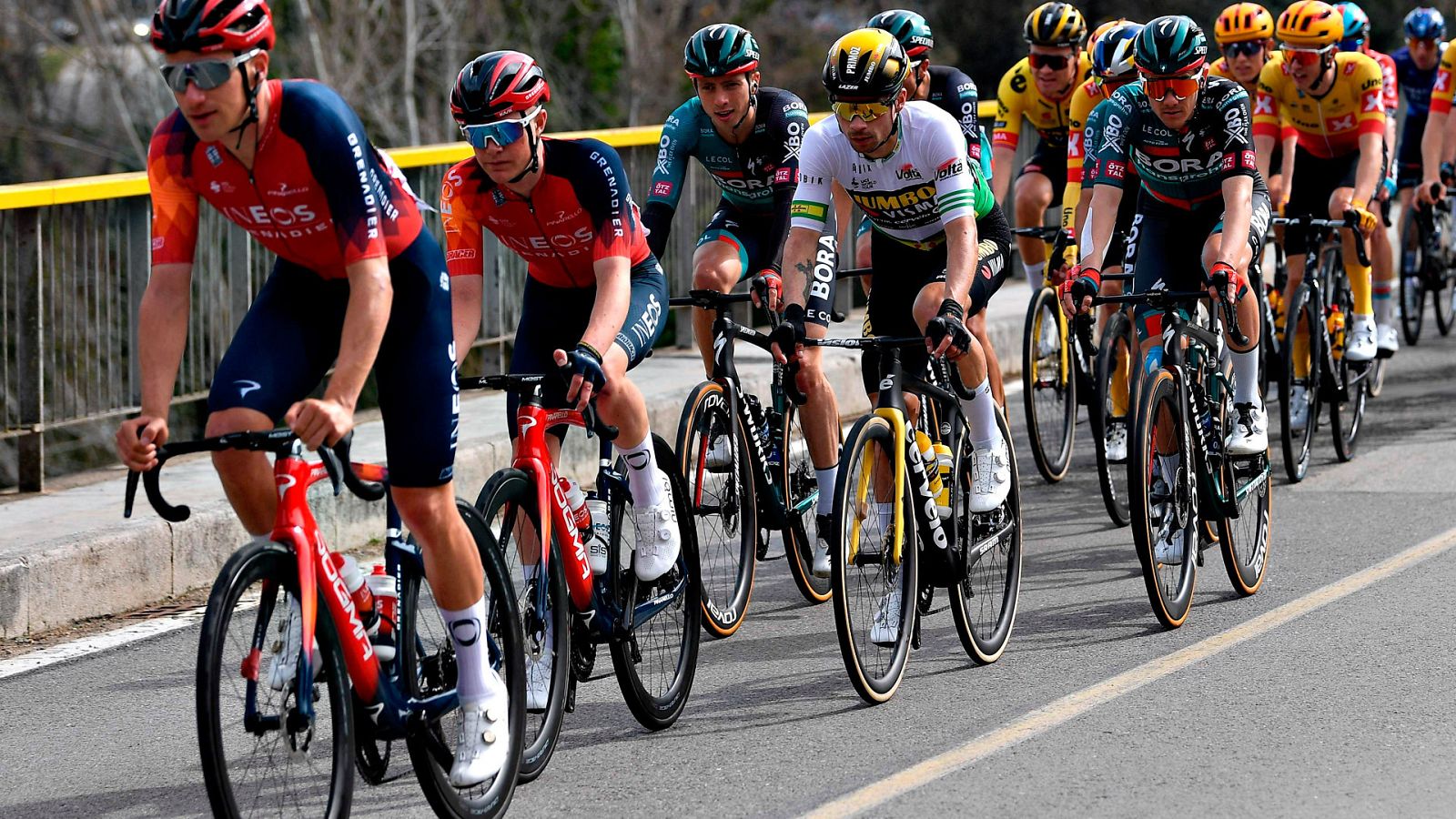 Imagen del pelotón durante la etapa 2 de la Volta Catalunya 2023.