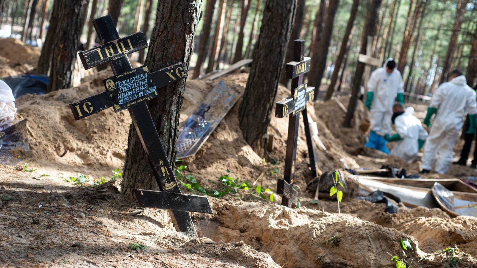 En las afueras de Izium, se encontraron fosas comunes con más de 400 cuerpos de civiles