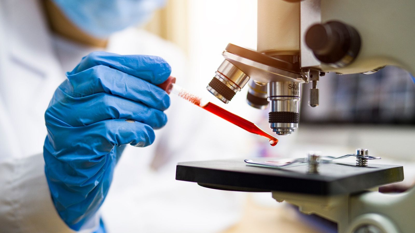 Un científico utiliza una pipeta en el laboratorio